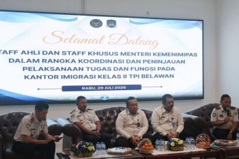 Perkuat reformasi birokrasi, Staf Ahli Menteri tinjau pelayanan Imigrasi Belawan