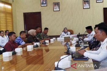 Bupati Kobar undang Pertamina bahas solusi antrean panjang pengisian BBM