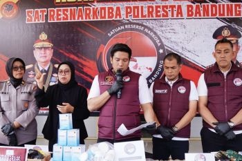 Polresta Bandung bongkar aktivitas di rumah yang simpan 784.500 butir obat keras