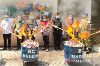 21 juta batang rokok ilegal di Madura dimusnahkan