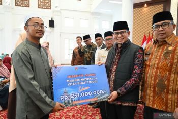 Pemkot Bukittinggi serahkan Insentif 735 Guru Keagamaan dan 154 Garin