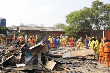 Pemkot Jakbar gusur 20 bangunan semi permanen di Cengkareng