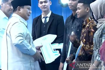 President Prabowo asks officials not to mobilize crowds for his visits
