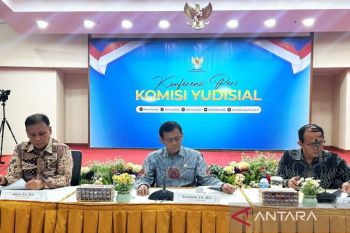 Hukum kemarin, hakim dijatuhi sanksi hingga pilot jadi kurir ekstasi