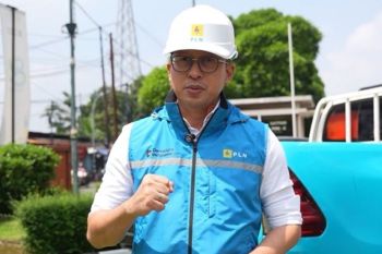 Semarak kemerdekaan pasang bendera dan umbul-umbul, hati-hati kabel listrik