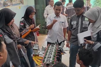 UNP Revitalisasi pembelajaran otomotif MAN 2 Padang melalui Trainer Interaktif