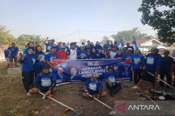 HUT Partai Demokrat, DPC Dompu bersihkan makam hingga donor darah