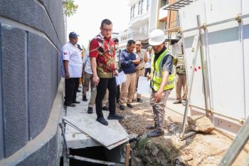 Legislator tinjau pembangunan saluran air di Kebon Jeruk Jakbar
