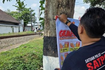 Satpol PP Tulungagung tertibkan puluhan reklame ilegal