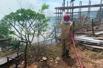 Tim gabungan padamkan kebakaran 10 hektare lahan di Blang Bintang Aceh Besar