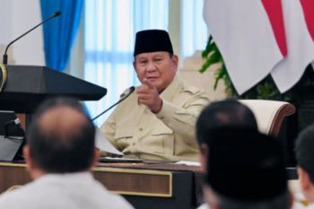 Prabowo minta masyarakat tak panik hadapi ketegangan global