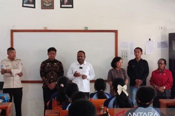 Anggota DPD RI Arianto Kogoya pantau MBG di SMP 1 Wamena Jayawijaya