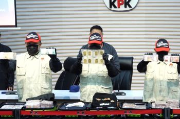 KPK amankan Rp21,1 miliar dan menetapkan Bupati Etik jadi tersangka