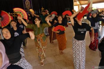Nyantrik tari Bali di Tulungagung
