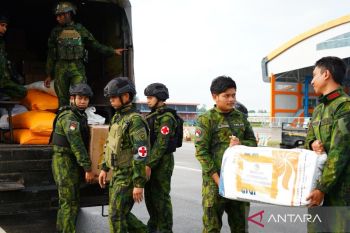 Menembus dingin Pegunungan Papua, TNI antar bantuan untuk warga yang kelaparan