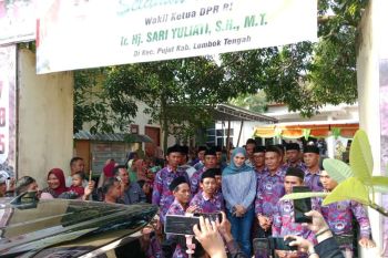 Wakil Ketua DPR RI salurkan paket sembako bagi warga Lombok Tengah