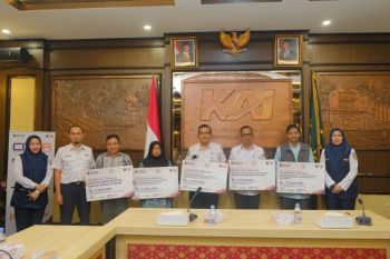 KAI Palembang salurkan TJSL Rp890 juta sepanjang semester I 2026