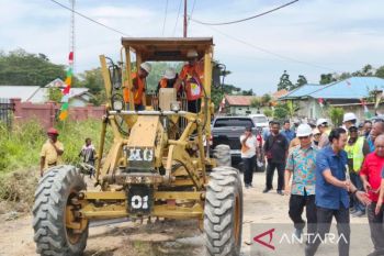 Pemkab Manokwari aspal jalan 1,3 kilo di Kampung Warmomi