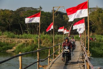 Jembatan Musiman Berhias Merah Putih