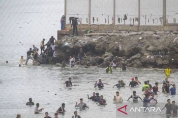 Krisis migrasi memanas di Ceuta, warga dan imigran terlibat bentrokan