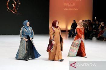 Wagub NTB jadi model di IFW 2026, promosikan tenun daerah