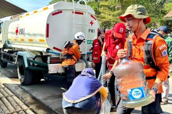 BPBD Bandung distribusikan 15.000 liter air pada warga terdampak kemarau