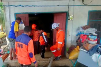 BPBD Nunukan bantu warga bersihkan rumah bekas banjir dan longsor