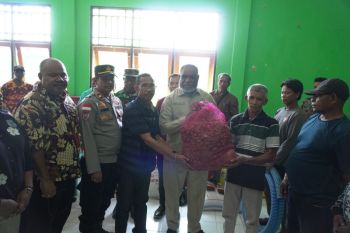 Pemkot Jayapura salurkan 210 paket bantuan pangan bagi warga Muara Tami