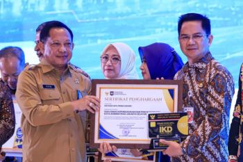 Raih aktivasi IKD tertinggi, Pemkot Jaksel terima Dukcapil Prima Award 2026