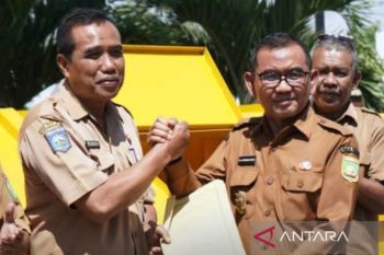 Sumbawa menyerahkan tujuh kontainer sampah perkuat layanan kebersihan