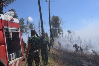 Pangdam Merdeka kerahkan prajurit padamkan api Gunung Soputan