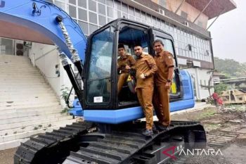 KKP bantu satu unit ekskavator pulihkan tambak nelayan rusak akibat bencana