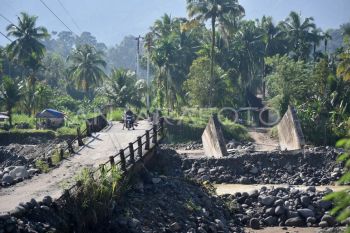 Akses penyeberangan sementara warga Padang Pariaman
