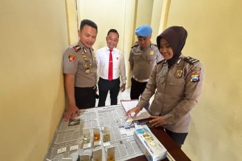 Kapolres Situbondo tes urine seluruh personel Satresnarkoba