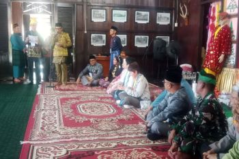 Bupati Belitung jamu dua evaluator UNESCO Global Geopark dengan tradisi makan bedulang
