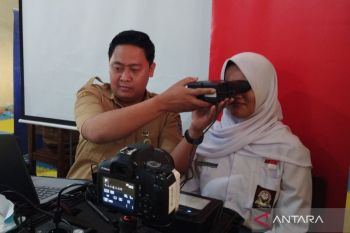 Dindukcapil Demak jemput bola dan layani perekaman KTP-el pemula untuk siswa SLB