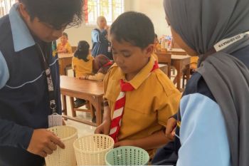 Tanamkan kepedulian lingkungan, KKN UIN Walisongo gelar sosialisasi pilah sampah di SDN 4 Banyubiru