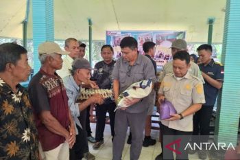 Dukung kebutuhan dasar warga, bantuan sembako disalurkan di Desa Selunuk