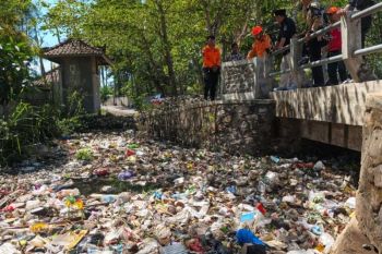 Cegah banjir, BPBD Lombok Timur bersihkan sampah di Sungai Ketapang