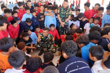 Taruna AAL bekali siswa SR Trenggalek disiplin bela negara selama MPLS