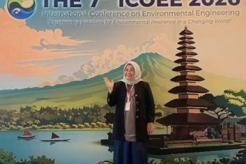 Guru besar UNAND presentasikan riset Inovasi Komposit Antosianin pada ICOEE 2026