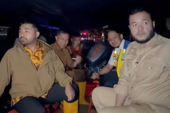 Baru mendarat di Padang, Zigo Rolanda langsung terjun ke lokasi banjir bersama Fadly Amran evakuasi warga
