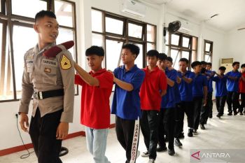 Taruna Akpol latih kedisiplinan siswa Sekolah Rakyat