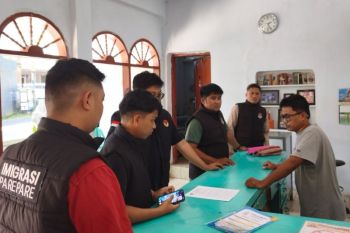 Imigrasi Parepare gelar operasi pengawasan keimigrasian terhadap WNA di Wajo
