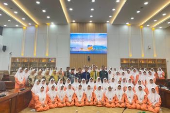 Santri Darul Amanah kunjungi gedung parlemen, perkuat wawasan kebangsaan