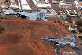Indonesia-Australia air chiefs fly joint fighter formation in Darwin
