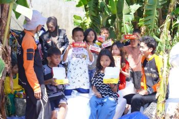 Lazuna Chicken dan Dompet Dhuafa Sulsel salurkan makanan untuk warga terdampak kebakaran di Tallo