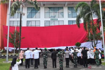 Pemkab Bogor kibarkan bendera Merah Putih berukuran raksasa di Pakansari