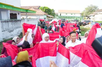 Khofifah bagikan ribuan bendera Merah Putih di Gresik