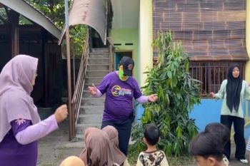 Mahasiswi PLP PG-PAUD UMS dampingi pembiasaan stretching pagi di KB-TK Alam Surya Mentari